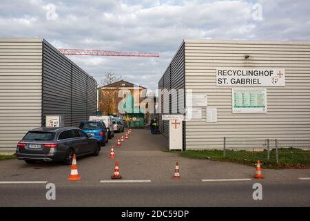 Friburgo, Germania. 13 Nov 2020. Le auto sono parcheggiate nel vialetto del cantiere di riciclaggio St. Gabriel della società di gestione dei rifiuti e di pulizia della città ASF della città di Friburgo. L'attuale blocco dovuto alla pandemia della corona sta causando una forte corsa ai cantieri di riciclaggio e di materiali riutilizzabili delle aziende municipali di smaltimento dei rifiuti. Molti cittadini usano il tempo che si è guadagnato a casa per risolvere i rifiuti superflui. Credit: Philippe von Ditfurth/dpa/Alamy Live News Foto Stock