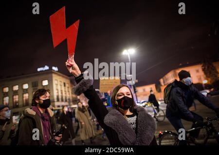 Un manifestante ha un fulmine rosso - simbolo della resistenza delle donne polacche durante la manifestazione. Fuori dal parlamento la sera del ventinovesimo giorno di proteste, guidato dall'organizzazione Women's Strike (Strajk Kobiet), manifestanti contro la sentenza del Tribunale costituzionale che brucia l'aborto, Si riunì di nuovo fuori dal Parlamento e iniziò a marciare nel centro di Varsavia. Dopo i flutti con la polizia, la marcia si è conclusa fuori dalla costruzione della televisione polacca (TVP - Telewizja Polska), dove la polizia sommossa ha usato lo spray al pepe e ha arrestato numerosi manifestanti. Foto Stock