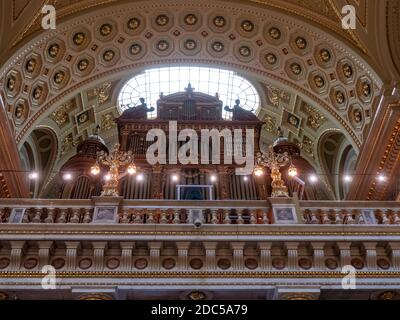 BUDAPEST, UNGHERIA - MAGGIO, 26, 2019: L'interno che guarda verso l'organo a pipa della basilica di santo stefano a budapest, ungheria Foto Stock