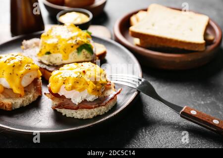 Piatto con uova saporite Benedetto a tavola Foto Stock