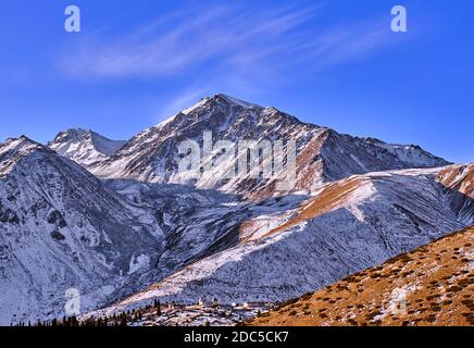 Maestose montagne con prati alpini adesi di ginepri contro a. cielo blu Foto Stock