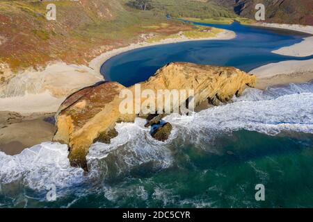 La nebbia sull'oceano si avvolse sull'autostrada 1 e su Big sur, California, USA Foto Stock