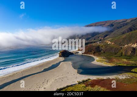 La nebbia sull'oceano si avvolse sull'autostrada 1 e su Big sur, California, USA Foto Stock