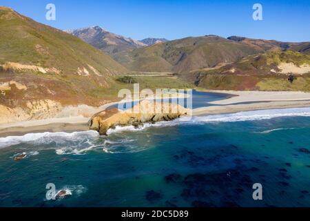 La nebbia sull'oceano si avvolse sull'autostrada 1 e su Big sur, California, USA Foto Stock