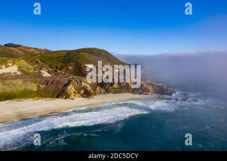 La nebbia sull'oceano si avvolse sull'autostrada 1 e su Big sur, California, USA Foto Stock