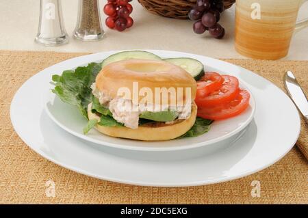 Un pesce di tonno sandiwch su un bagel Foto Stock