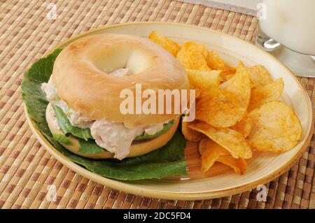 Un panino di tunafish su un sacchetto con patatine Foto Stock