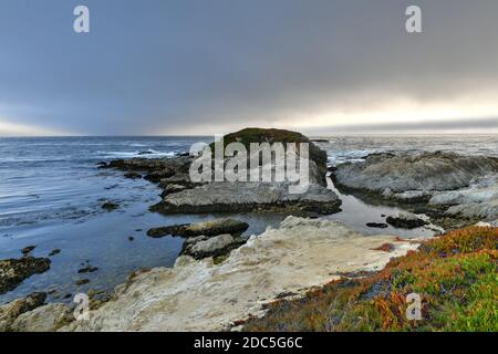 Paesaggio di Sunset Point lungo 17 Mile Drive nella costa di Pebble Beach, California Foto Stock