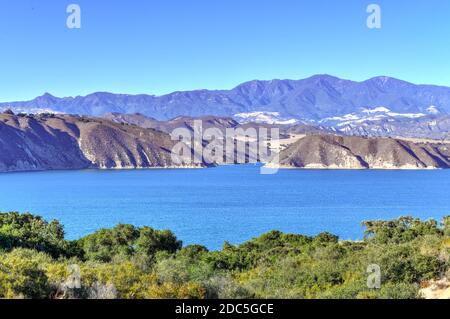 Lago Cachuma contro le montagne vicino Santa Barbara in California, Stati Uniti. Foto Stock