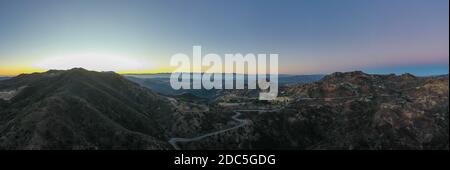 Vista panoramica della famosa autostrada Mulholland nella California meridionale al tramonto. Foto Stock