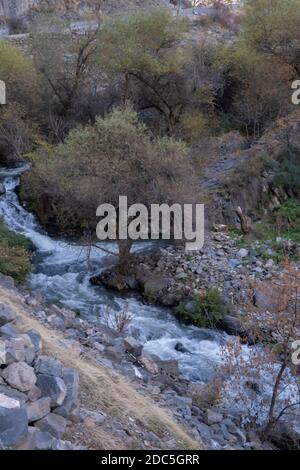 Il fiume Azat attraversa Garni nella provincia di Kotayk Di Armenia Foto Stock