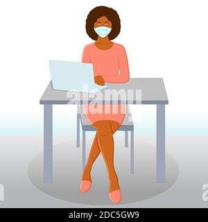 Giovane donna nera sul posto di lavoro o in ufficio con un laptop che lavora e indossa una maschera protettiva contro il virus Corona Covid-19. Illustrazione Vettoriale