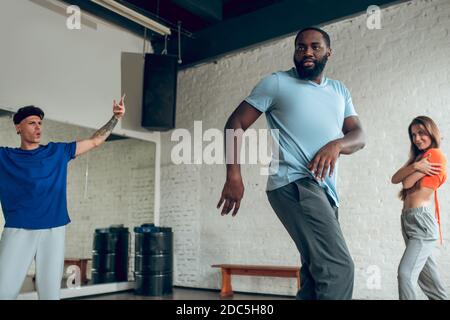 Tre ballerini professionisti che hanno una prova insieme Foto Stock