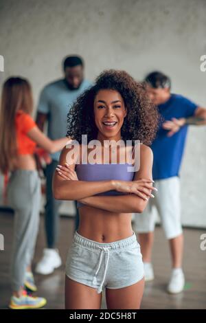 Donna sicura e professionale che guida un team di ballerini Foto Stock