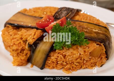 Pilaf, pilau, pulao o polao condito con prezzemolo servito con aborigeno in un ristorante in Armenia Foto Stock