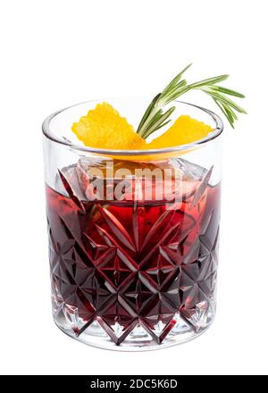 Cocktail alcolico alla moda Negroni con whisky e cubetto di ghiaccio in un bicchiere isolato su sfondo bianco. Foto Stock