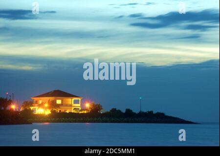 casa bunglow durante il tramonto in piedi sull'isola artificiale in Port Dickson Malesia Foto Stock