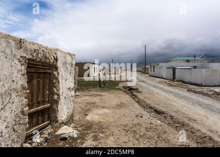 Piccola città di Alichur nella regione di Murghob a Gorno-Badakshan con case e strade non asfaltate. Foto Stock