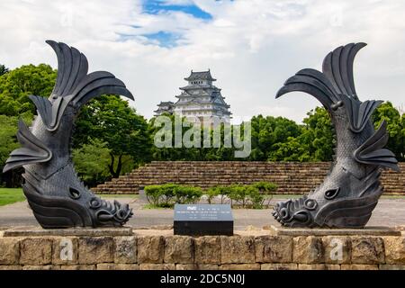 OSAKA, GIAPPONE, 01 2017 LUGLIO, la statua mitica di pesce con il castello di Osaka Foto Stock