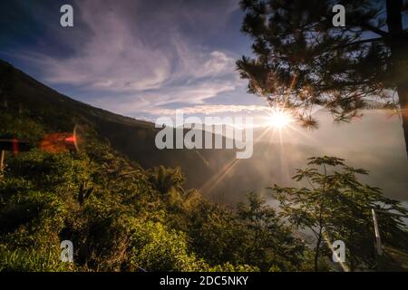 La bellezza del lago Menjer sullo sfondo del Monte Sindoro. Destinazione turistica di Wonosobo, Giava Centrale. Silhouette di scenario contro un backgro Foto Stock