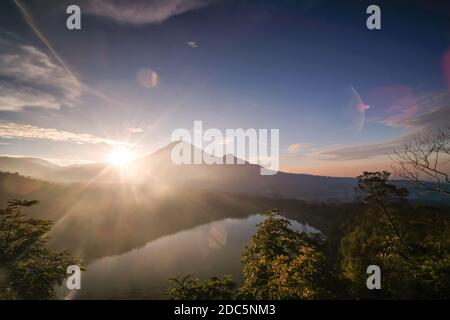 La bellezza del lago Menjer sullo sfondo del Monte Sindoro. Destinazione turistica di Wonosobo, Giava Centrale. Silhouette di scenario contro un backgro Foto Stock