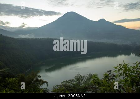 La bellezza del lago Menjer sullo sfondo del Monte Sindoro. Destinazione turistica 'collina dell'amore, Valle Seroja' Wonosobo, Giava Centrale. Foto Stock