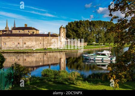 Navi da crociera al Castello di Enniskillen, Co. Fermanagh, Irlanda del Nord Foto Stock