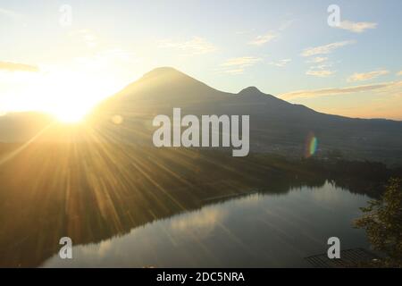 La bellezza del lago Menjer sullo sfondo del Monte Sindoro. Destinazione turistica 'collina dell'amore, Valle Seroja' Wonosobo, Giava Centrale. Foto Stock