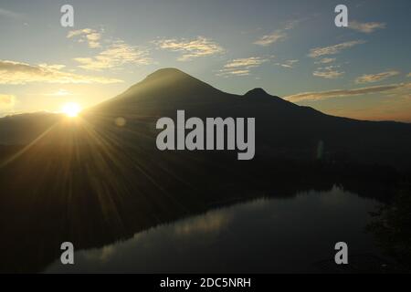 La bellezza del lago Menjer sullo sfondo del Monte Sindoro. Destinazione turistica 'collina dell'amore, Valle Seroja' Wonosobo, Giava Centrale. Foto Stock