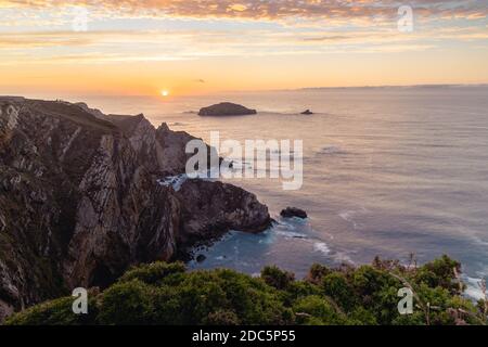 Una vista mozzafiato della costa atlantica vicino a Cabo De Penas al tramonto Foto Stock
