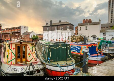 Gas Street Basin stretta imbarcazione marina, un bacino del canale nel centro di Birmingham, Inghilterra Foto Stock