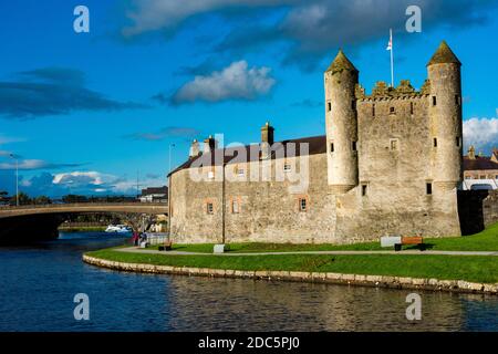 Navi da crociera al Castello di Enniskillen, Co. Fermanagh, Irlanda del Nord Foto Stock