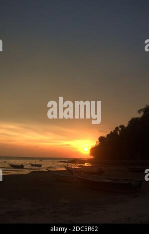 Barca da pesca al tramonto sulla spiaggia di Teluk Kemang nel porto Dickson Malesia Foto Stock