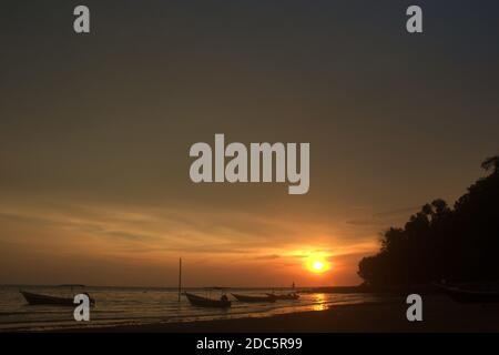 Barca da pesca al tramonto sulla spiaggia di Teluk Kemang nel porto Dickson Malesia Foto Stock