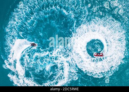 Moto d'acqua in mare. Vista aerea. Vista dall'alto sfondo natura incredibile. Sport acquatici, attività estive, divertimento ricreativo. Vista aerea della laguna di mare Foto Stock