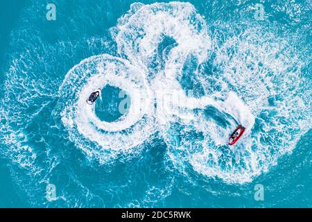 Moto d'acqua in mare. Vista aerea. Vista dall'alto sfondo natura incredibile. Sport acquatici, attività estive, divertimento ricreativo. Vista aerea della laguna di mare Foto Stock