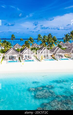 Paesaggio di spiaggia Maldive. Panorama tropicale, resort villa di lusso sulla costa paradisiaca dell'isola. Destinazione di viaggio di lusso background vacanze estive Foto Stock