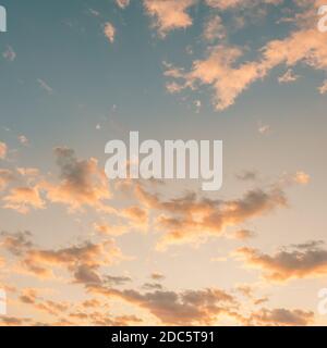 Cielo con nuvole e sole. Romantico paesaggio sopraelevato, nuvole del cielo estivo, colori del tramonto. Tempo da sogno, vibrazioni positive, meditazione Foto Stock