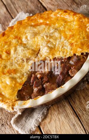 British Steak and Ale Pie è un tenero pezzi di bistecca vengono cucinati con verdure e birra alla griglia inglese, quindi avvolti in un fiocchi di crosta di burroso nel Foto Stock