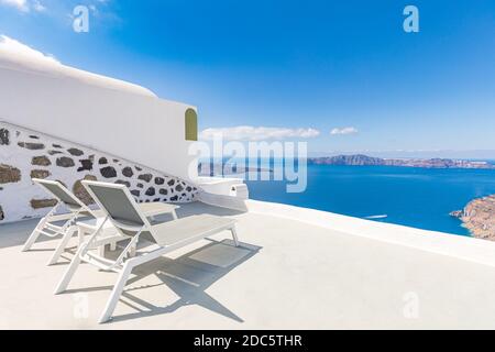 Chaise lounge a Santorini, Grecia. Destinazione di viaggio in Europa, terrazza resort di lusso, vista mare caldera. Atmosfera rilassante, tranquilla, atmosfera estiva. Romanticismo Foto Stock