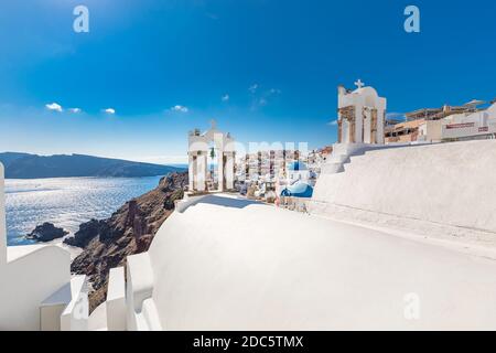 Meraviglioso paesaggio di viaggio, paesaggi estivi a Santorini, Grecia. Cielo blu e vista mare con architettura bianca, foto di vacanza ispirato Foto Stock