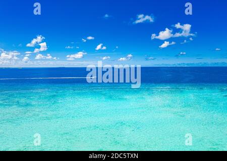 Vista dall'alto, drone, foto di una delle spiagge più belle del mondo, acque blu incredibilmente belle, laguna con motoscafo solitario, mare Foto Stock