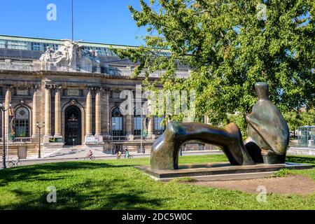Facciata neo-barocca del Museo d'Arte e Storia di Ginevra con una statua in bronzo dell'artista inglese Henry Moore in primo piano. Foto Stock