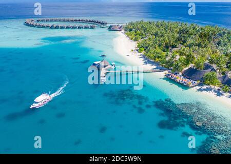 Paesaggio aereo con ville tropicali resort, bungalow, palme e incredibile spiaggia mare. Destinazione di viaggio, vacanza di lusso, scena estiva della natura Foto Stock