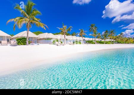 Splendido resort di lusso Maldive sull'isola tropicale. Incredibile paesaggio di viaggio sulla spiaggia, ville sulla spiaggia, palme su sabbia bianca. Vista estiva esotica Foto Stock