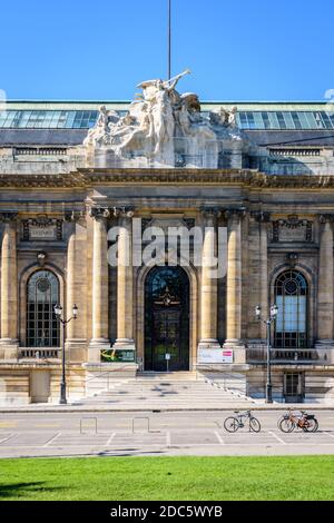 Vista frontale dell'ingresso del Museo d'Arte e Storia di Ginevra in una soleggiata mattinata estiva. Foto Stock