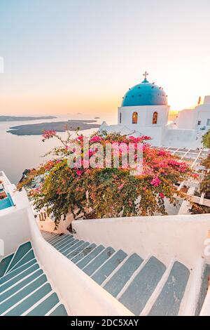 Fantastico paesaggio al tramonto di famose destinazioni turistiche e di viaggio. Concetto di avventura estiva di lusso. Splendida vista sul villaggio di Oia Santorini, Grecia Foto Stock