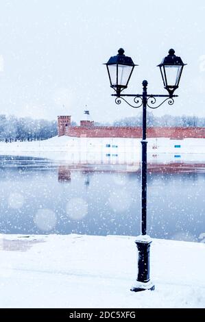 Veliky Novgorod, Russia. Fortezza del Cremlino sulla riva del fiume Volkhov in un giorno d'inverno nuvoloso. Focus al Cremlino Foto Stock