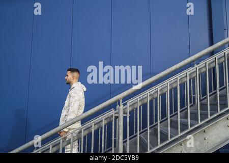 Un primo piano di un giovane e attraente uomo che indossa abbigliamento sportivo Foto Stock