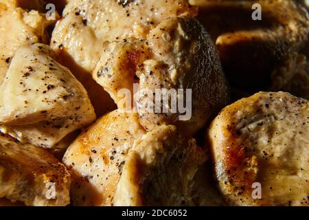 pezzi di filetto di pollo fritto cosparsi di pepe nero Foto Stock